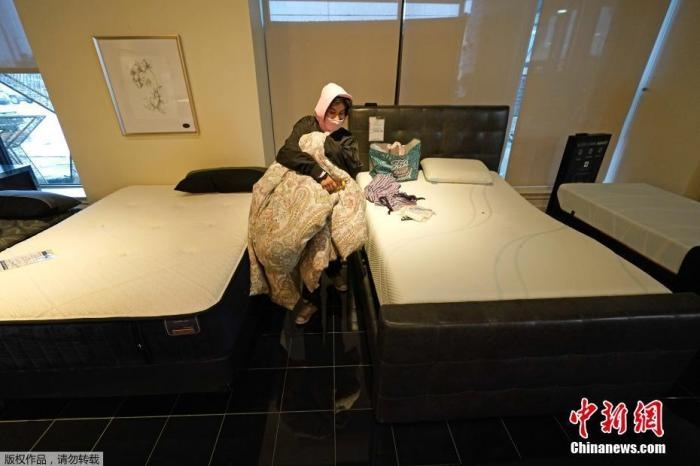 當(dāng)?shù)貢r間2月17日，美國得州的一家畫廊兼家具店內(nèi)，大批民眾來此避寒取暖，其中不乏一些人帶著被子來過夜。美國近日遭遇極寒天氣侵襲，多地氣溫創(chuàng)近年新低，其中得州災(zāi)情最嚴(yán)重，暴風(fēng)雪導(dǎo)致電網(wǎng)在酷寒中癱瘓，約400萬居民家中長時間停電。美國國家氣象局表示，得州休斯敦等地的氣溫甚至比靠近北極圈的阿拉斯加還要低。