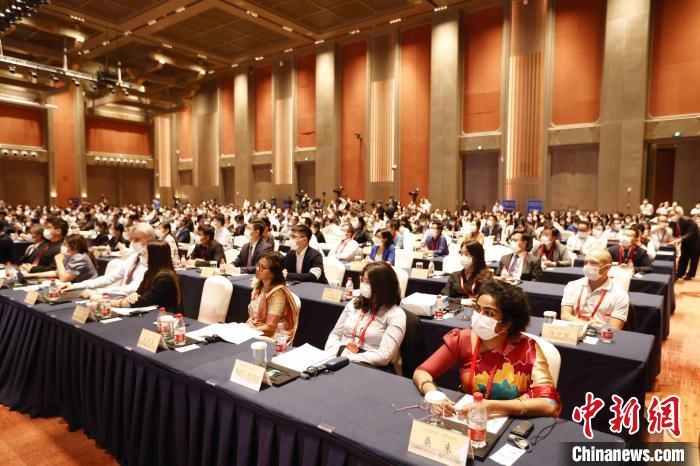 500余名專家學(xué)者、嘉賓代表以線上線下方式參加開幕式。　盛佳鵬 攝