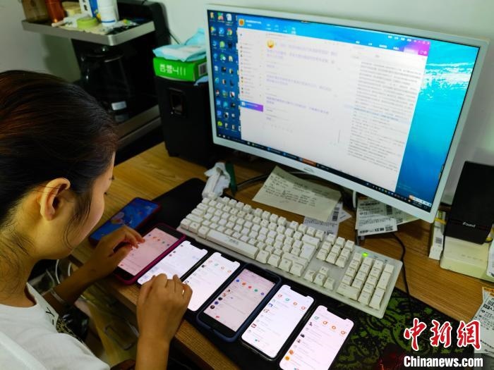 圖為網(wǎng)絡(luò)客服為網(wǎng)上“專車座套”客戶答疑釋惑?！巫雍?攝