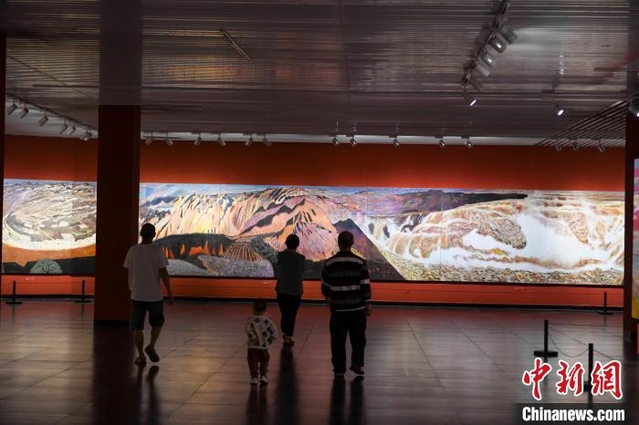 162米巨幅油畫(huà)長(zhǎng)卷《黃河》吸引市民駐足觀看?！钊A峰 攝