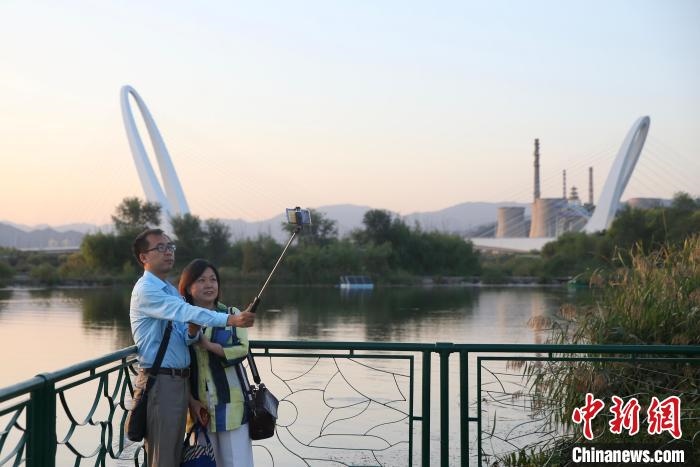 10月1日，北京冬奧公園內(nèi)的游客?！?lt;a target='_blank' href='http://www.chinanews.com/'>中新社</a> 易海菲 攝