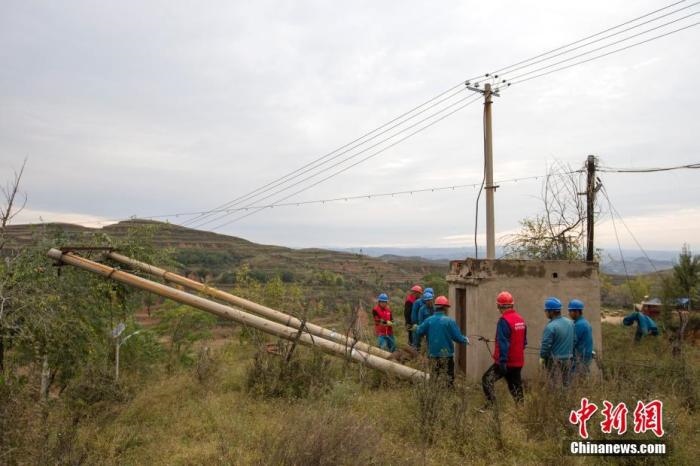 資料圖：10月11日，山西省靈石縣，電力工作人員在搶修電力設施。<a target='_blank' href='http://www.chinanews.com/'>中新社</a>記者 張云 攝 　