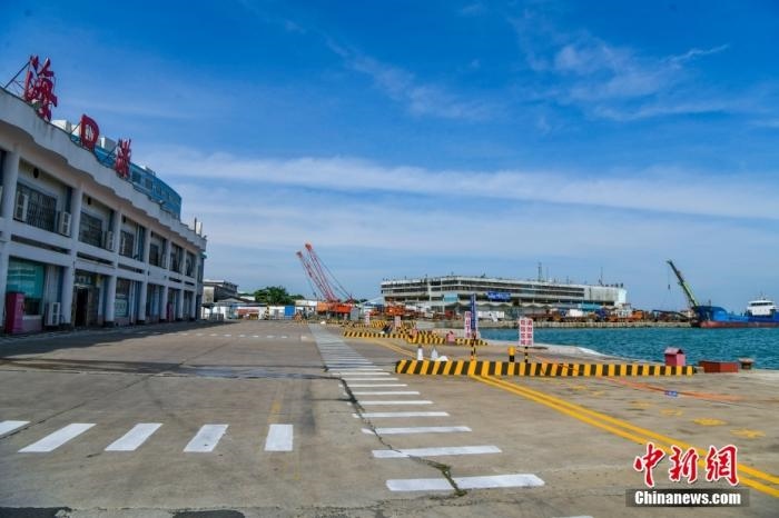 10月12日7時，受臺風(fēng)“圓規(guī)”影響，海口新海港、秀英港、鐵路南港停止作業(yè)，瓊州海峽再次停航。圖為?？谛阌⒏鄞a頭。 <a target='_blank' href='http://www.chinanews.com/'>中新社</a>記者 駱云飛 攝