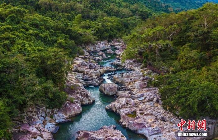 航拍海南呀諾達(dá)熱帶雨林景區(qū)，鳥瞰秀美山水、廣袤雨林。<a target='_blank' href='http://www.chinanews.com/'>中新社</a>記者 駱云飛 攝
