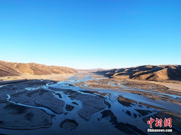 果洛州達(dá)日縣境內(nèi)的黃河。青海省果洛州地處三江源腹地，黃河在果洛境內(nèi)蜿蜒760公里，是“中華水塔”的重要組成部分和國(guó)家重要的生態(tài)安全屏障。<a target='_blank' href='http://www.chinanews.com/'>中新社</a>記者 孫睿 攝