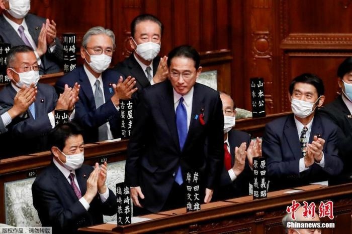 當(dāng)?shù)貢r(shí)間10月4日，日本自民黨總裁岸田文雄經(jīng)過眾院全體會議的首相指名選舉成為第100任首相。圖為岸田文雄（中）起身致謝。