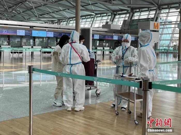 資料圖：韓國仁川國際機場工作人員嚴格執(zhí)行防疫措施。<a target='_blank' href='http://www.chinanews.com/'>中新社</a>記者 劉旭 攝　