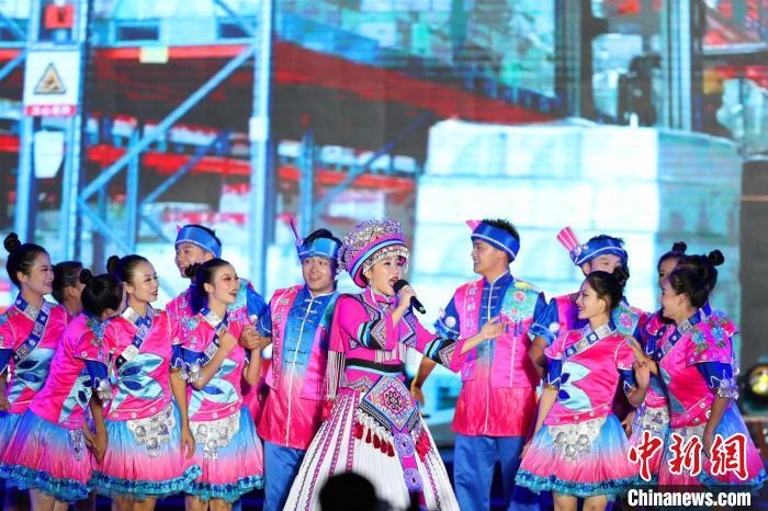 專場(chǎng)晚會(huì)上的民族歌舞表演?！涕L(zhǎng)嬌 攝