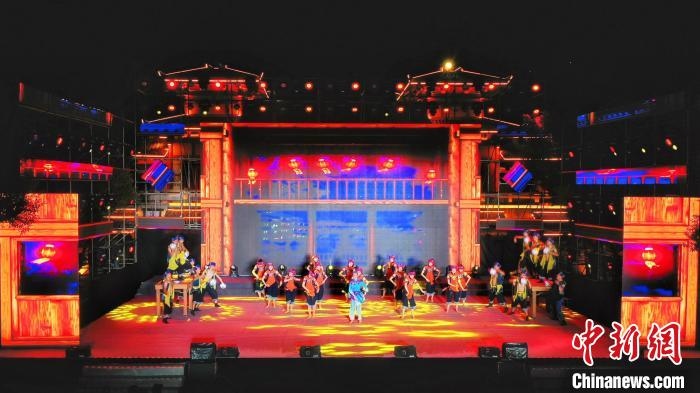 2021昭君文化旅游活動(dòng)專場(chǎng)晚會(huì)現(xiàn)場(chǎng)?！≈苄橇?攝