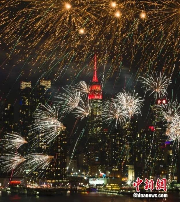 　　2018年，中國(guó)駐紐約總領(lǐng)事館前的哈德遜河上空燃放起焰火，慶祝中國(guó)狗年春節(jié)。