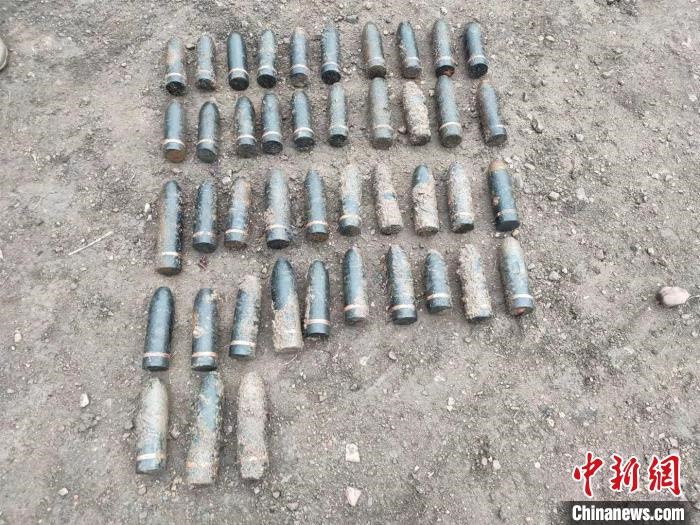 圖為發(fā)現(xiàn)的遺留炮彈?！√厝崭駱?攝