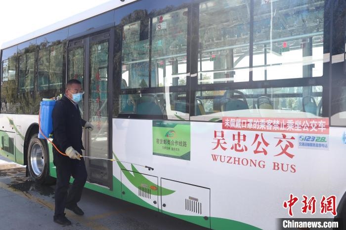 工作人員正在對公交車進行消殺?！∮诰?攝