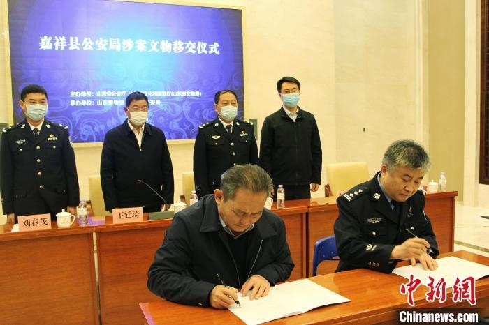 山東博物館館長(zhǎng)鄭同修和嘉祥縣人民政府副縣長(zhǎng)、公安局局長(zhǎng)趙健簽署移交協(xié)議?！≮w曉 攝