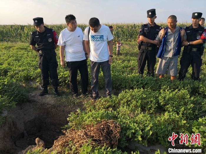 資料圖：犯罪嫌疑人辨認(rèn)作案現(xiàn)場(chǎng)?！〖蜗榭h公安局供圖