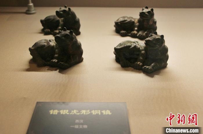 一級(jí)文物錯(cuò)銀虎形銅鎮(zhèn)?！≮w曉 攝