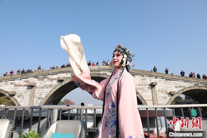 2019京杭對(duì)話(huà)的大運(yùn)河京杭雅集活動(dòng)中，浙江昆劇團(tuán)國(guó)家一級(jí)演員楊崑在中國(guó)大運(yùn)河(杭州段)上進(jìn)行表演?！⌒燔?攝 攝