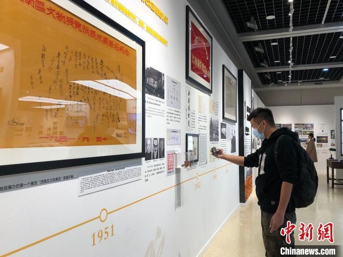 圖為市民參觀特展“我們：和博物館一起走過的日子”?！＄婌?攝