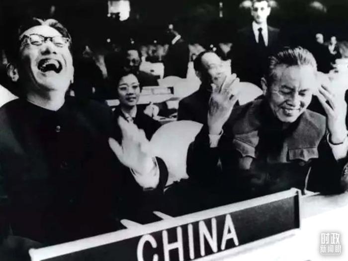 △1971年11月15日，以外交部副部長(zhǎng)喬冠華(左一)為團(tuán)長(zhǎng)、黃華(右一)為副團(tuán)長(zhǎng)的中國(guó)代表團(tuán)，首次出現(xiàn)在聯(lián)合國(guó)大會(huì)上。(資料圖)