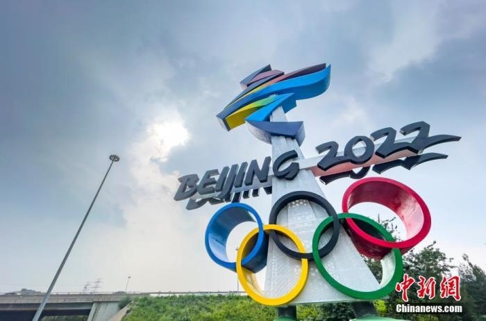 北京市西五環(huán)晉元橋東北角匝道處矗立著北京2022年冬奧會會徽雕塑。 <a target='_blank' href='http://www.chinanews.com/'>中新社</a>記者 侯宇 攝