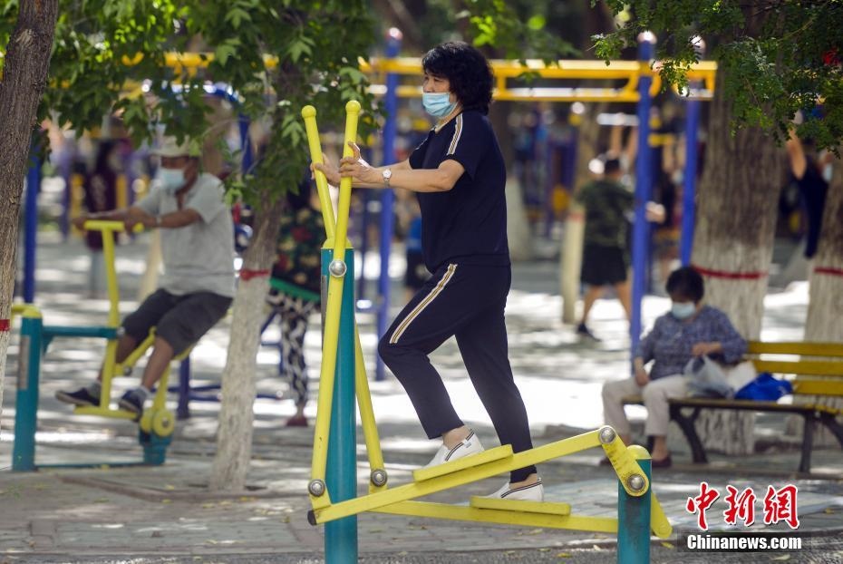 市民在體育公園利用公共健身器械鍛煉身體。 <a target='_blank' href='http://www.chinanews.com/'>中新社</a>記者 劉新 攝
