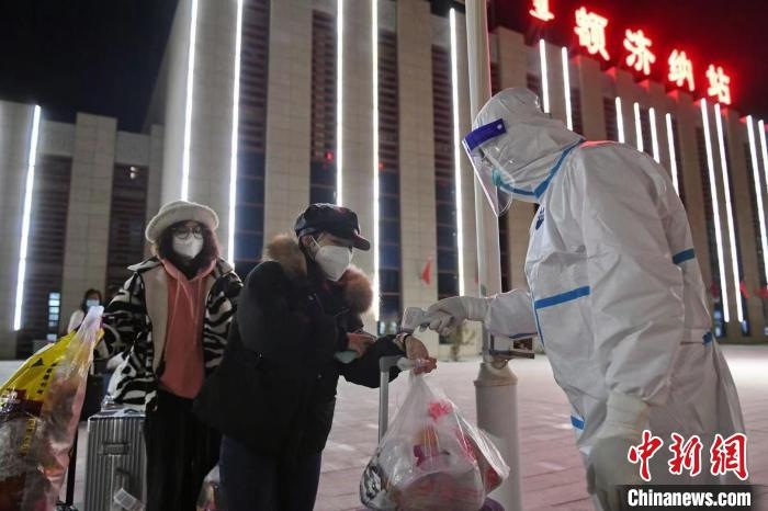 圖為滯留游客被有序轉(zhuǎn)運至低風(fēng)險地區(qū)?！⊥趵?攝