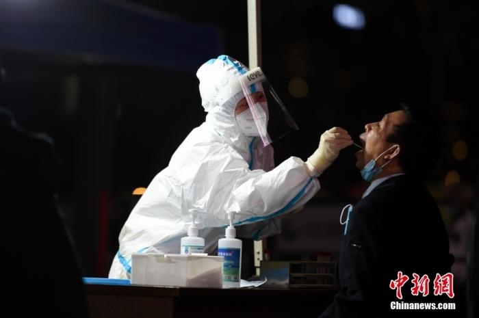 醫(yī)護(hù)人員為居民做核酸檢測(cè)。 <a target='_blank' href='http://www.chinanews.com/'>中新社</a>記者 何蓬磊 攝
