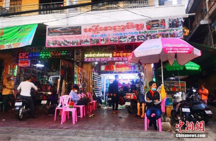 圖為金邊市中心的烏亞西市場，不少店鋪恢復營業(yè)。 <a target='_blank' href='http://www.chinanews.com/'>中新社</a>記者 歐陽開宇 攝