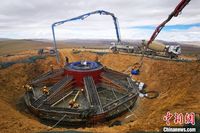 資料圖為該風電場建設(shè)現(xiàn)場?！≈袊娊瘓F成都勘測設(shè)計研究院有限公司 供圖