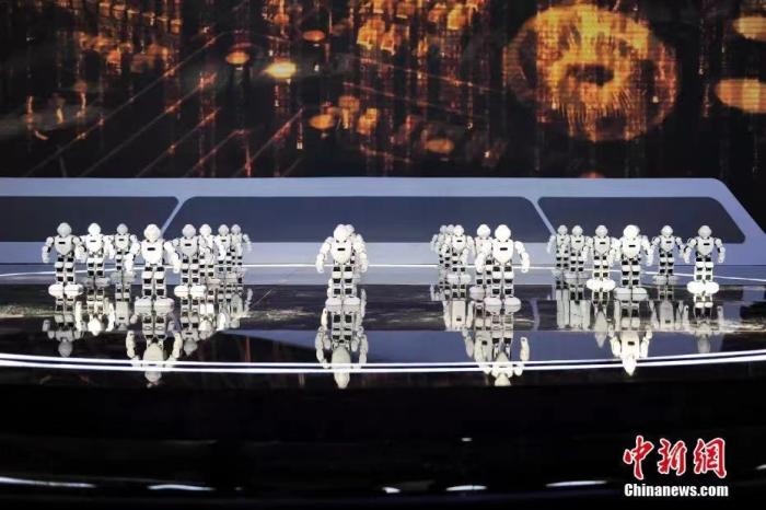 資料圖：2020年11月1日，科幻 科技創(chuàng)新主題論壇在北京舉行。圖為優(yōu)必選機器人科幻秀。<a target='_blank' href='/'>中新社</a>記者 田雨昊 攝