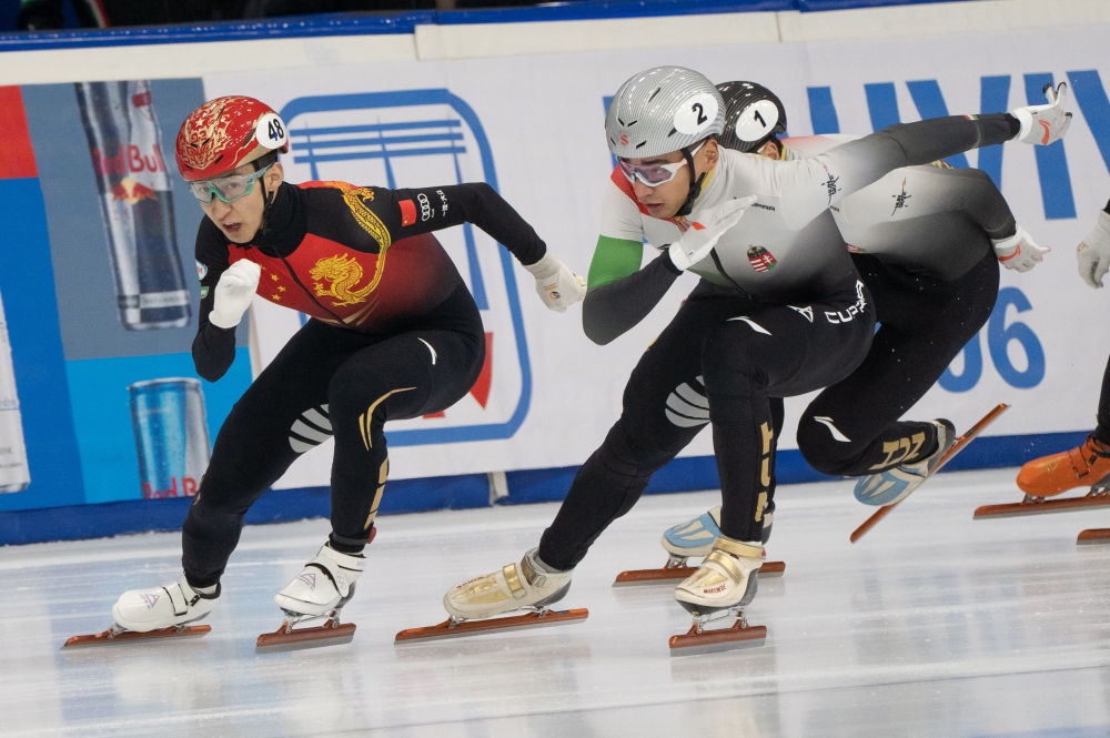 11月20日，中國選手武大靖(左)和匈牙利選手劉少林在比賽中。劉少林奪得冠軍，武大靖獲得第四名。新華社發(fā)(弗爾季·奧蒂洛 攝)
