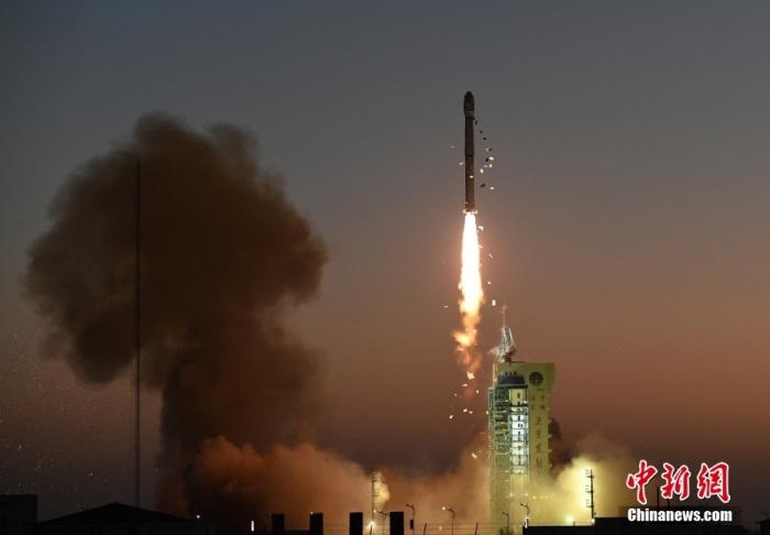 11月23日7時45分，中國在酒泉衛(wèi)星發(fā)射中心用長征四號丙運載火箭，成功將高分三號02星發(fā)射升空。<a target='_blank' href='/'>中新社</a>發(fā) 汪江波 攝 　