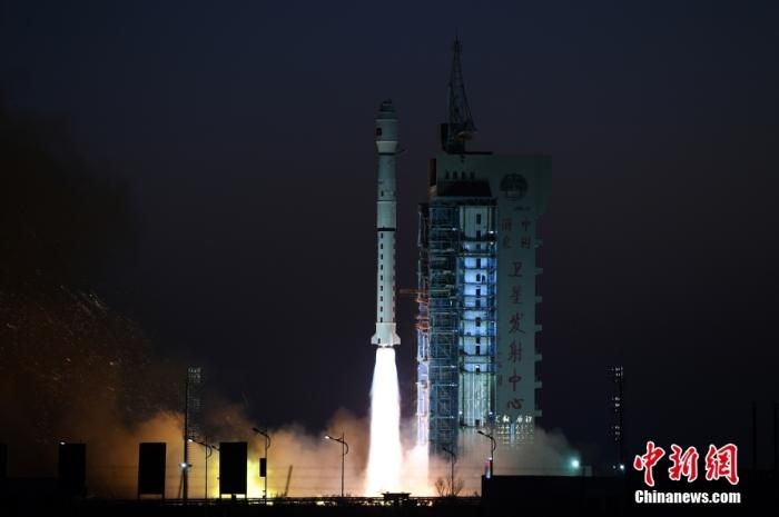 11月23日7時45分，中國在酒泉衛(wèi)星發(fā)射中心用長征四號丙運載火箭，成功將高分三號02星發(fā)射升空。 <a target='_blank' href='/'>中新社</a>發(fā) 汪江波 攝