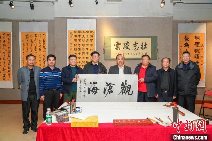 圖為百名將軍書畫展活動(dòng)現(xiàn)場(chǎng)?！∷涡憬?攝 攝