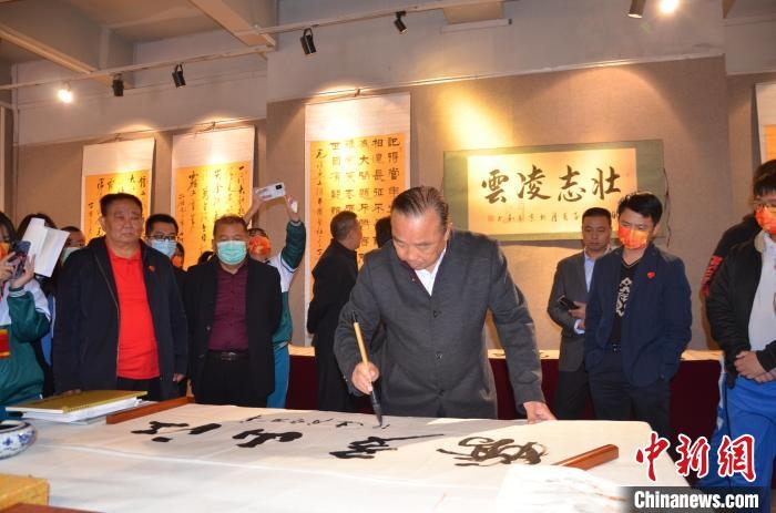 圖為“鐵軍老戰(zhàn)士”、著名書法家、解放軍報(bào)原副總編輯連俊義少將現(xiàn)場(chǎng)揮毫。　顏新陽(yáng) 攝 攝