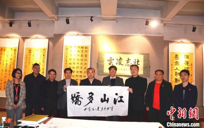 圖為百名將軍書畫展活動(dòng)現(xiàn)場(chǎng)。　顏新陽(yáng) 攝 攝