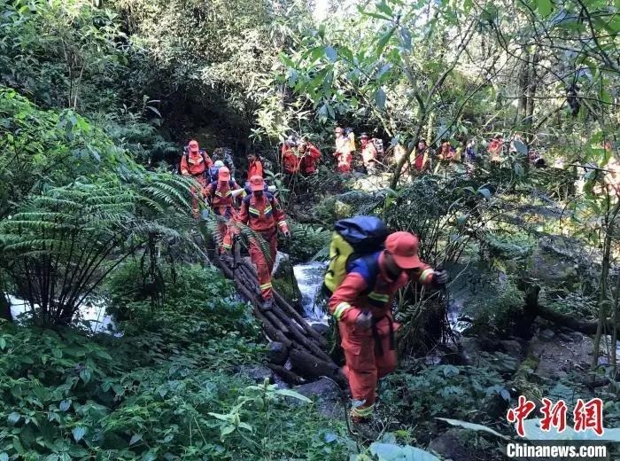 圖為搜救隊員在搜尋失聯(lián)人員。普洱市消防救援支隊供圖