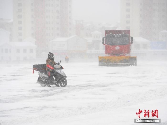 資料圖：市民冒雪出行。 <a target='_blank' href='/'>中新社</a>記者 張瑤 攝
