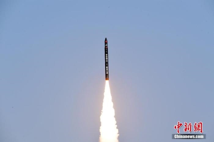 北京時(shí)間2021年12月7日12時(shí)12分，谷神星一號(hào)遙二運(yùn)載火箭在中國酒泉衛(wèi)星發(fā)射中心成功發(fā)射升空，將搭載的天津大學(xué)一號(hào)、麗澤一號(hào)、寶醞號(hào)、金紫荊五號(hào)、金紫荊一號(hào)03星等5顆小衛(wèi)星順利送入預(yù)定軌道，發(fā)射任務(wù)獲得圓滿成功。汪江波 攝