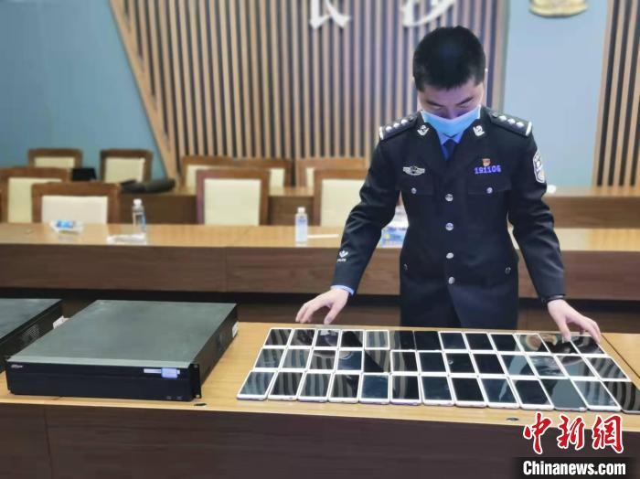 民警展示作案工具。　長(zhǎng)沙市公安局供圖