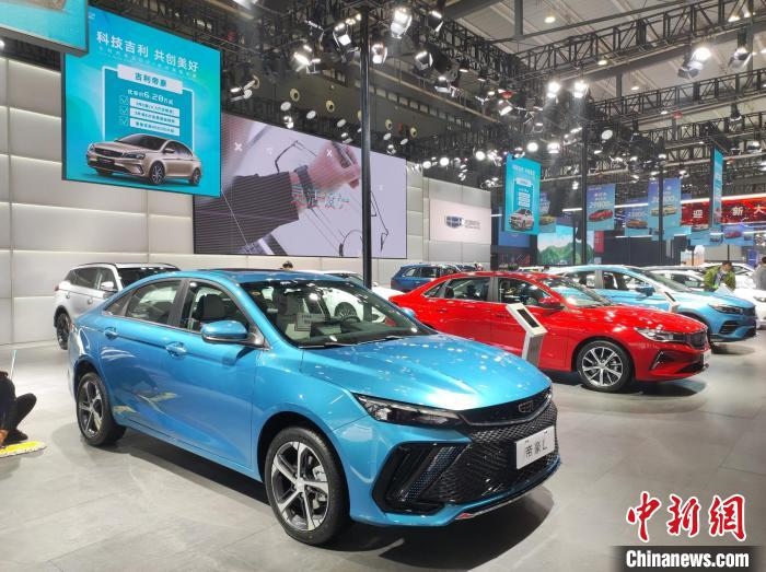長沙國際車展上展出的汽車?！√菩∏?攝