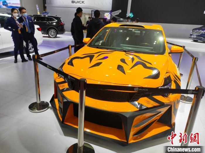 長沙國際車展上展出的汽車?！√菩∏?攝