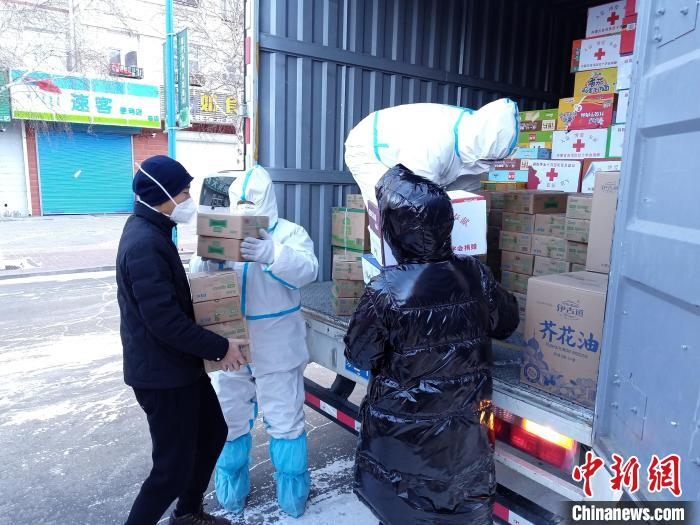 圖為滿洲里物資保障巡回補給車隊配貨現(xiàn)場?！∏靥饌?攝