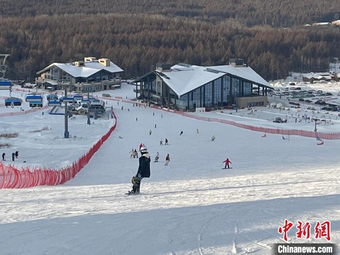在吉林白山體驗滑雪的游客眾多?！⊙潡?攝