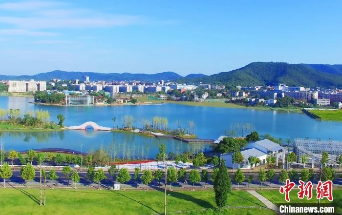 后湖藝術(shù)園?！√菩∏?攝