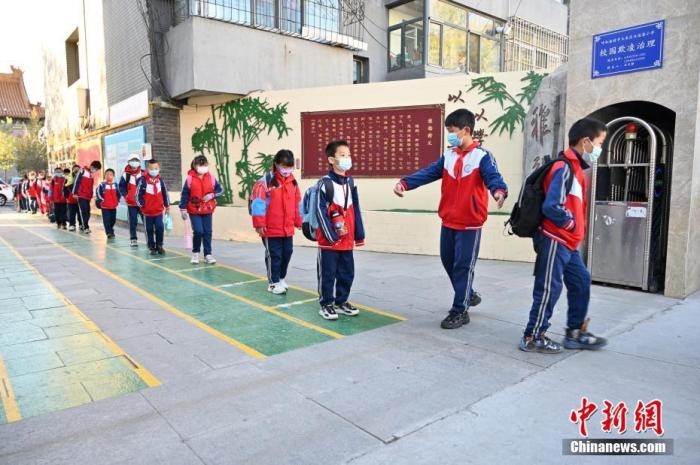 10月，呼和浩特市一所小學內，學生間隔入校。 <a target='_blank' href='/'>中新社</a>記者 劉文華 攝