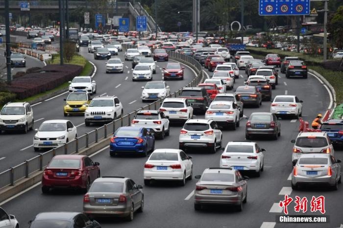 成都市劍南大道的早高峰，車輛排隊入城。張浪 攝