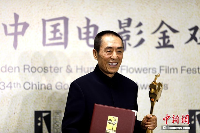 12月30日晚，第34屆中國電影金雞獎(jiǎng)?lì)C獎(jiǎng)典禮在福建省廈門市舉行。張藝謀以執(zhí)導(dǎo)《懸崖之上》榮膺最佳導(dǎo)演獎(jiǎng)。 <a target='_blank' href='/'>中新社</a>記者 呂明 攝