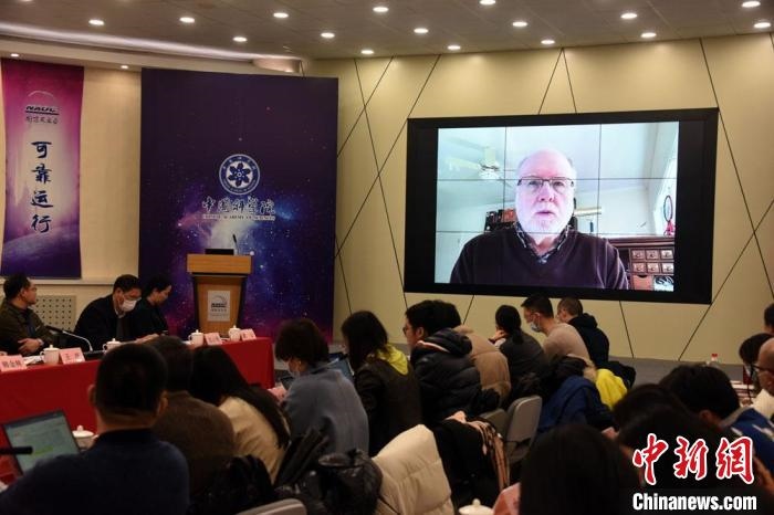 美國伊利諾伊大學(xué)教授理查德？克魯切爾通過視頻點評FAST測量星際磁場最新研究成果。　<a target='_blank' href='/'>中新社</a>記者 孫自法 攝