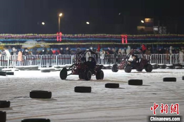 來吧，一起體驗(yàn)雪地越野車的刺激吧?！∮诤Ｑ?攝
