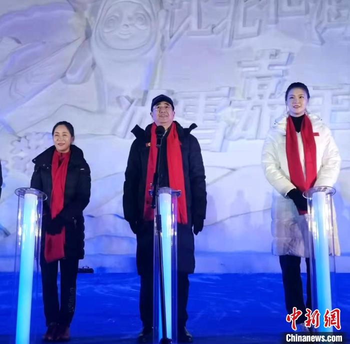 前女排國(guó)家隊(duì)隊(duì)長(zhǎng)奧運(yùn)冠軍惠若琪(右一)，中國(guó)女子田徑競(jìng)走奧運(yùn)冠軍王麗萍(左一)助陣當(dāng)晚活動(dòng)?！≮w桂華 攝